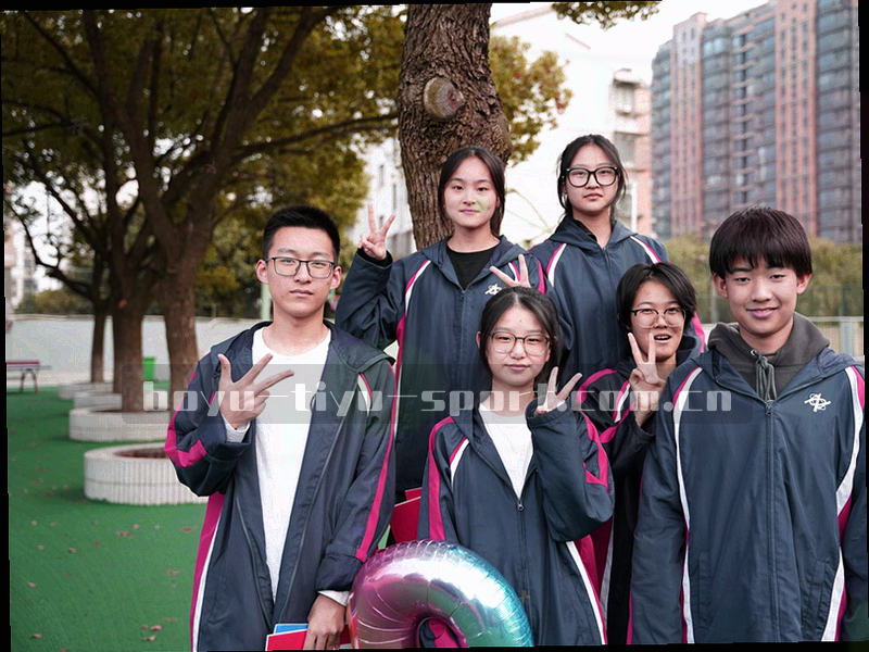 比赛场景动态模糊，叠加数据网格